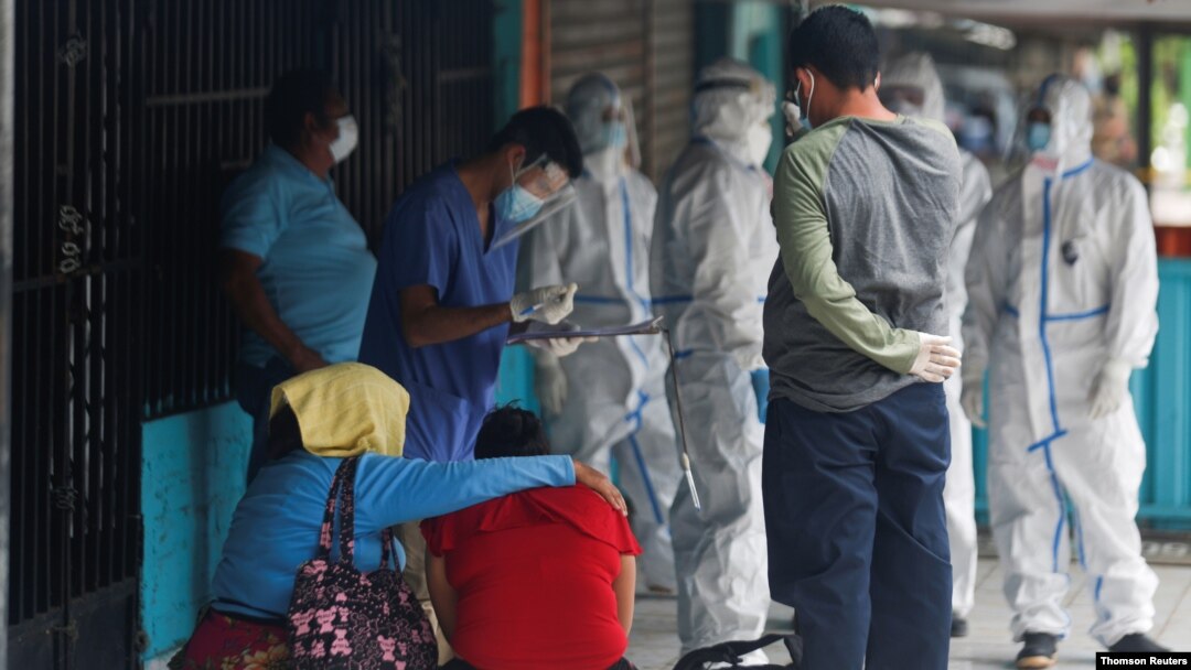 Pacientes esperan ser atendidos en un centro de salud en El Salvador. Foto Archivo.