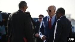 El presidente Joe Biden junto al primer ministro de Cabo Verde, Ulisses Correia e Silva, y a José Luis Livramento, embajador de Cabo Verde en Estados Unidos, en la pista del Aeropuerto Internacional Amilcar Cabral, cerca de Espargos, Cabo Verde, el 2 de diciembre de 2024.