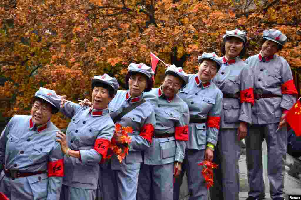 中国北京香山公园,红叶满枝头,妇女穿着红军军服的复制品(2017年10月27日)。中国大力宣传红色传统,从红军小学到“红军大妈”。