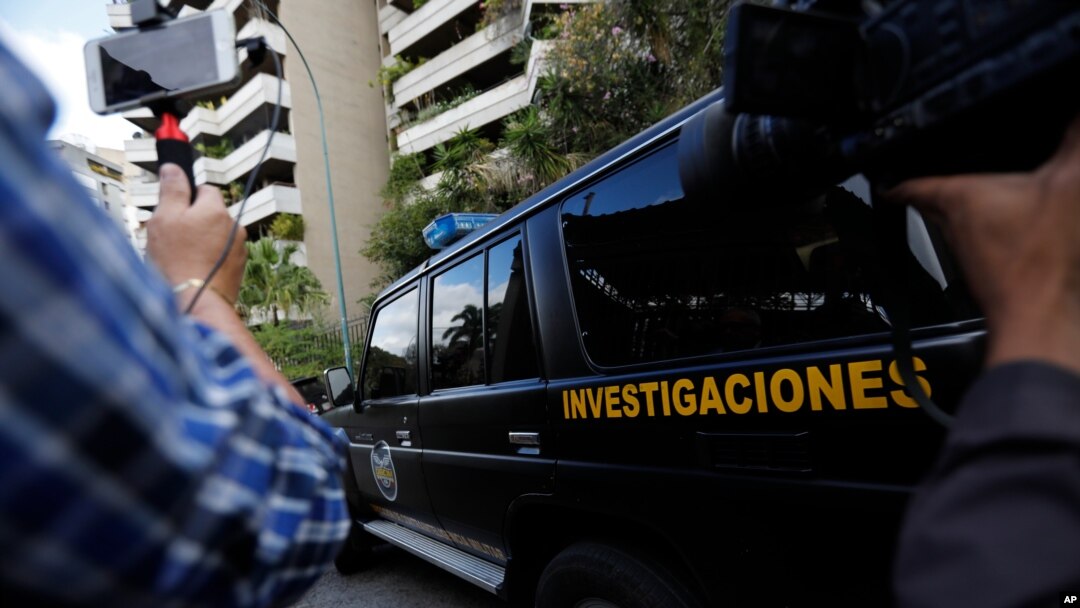 Un auto de la policía militar, la DGCIM, sale de un edificio en Caracas, el 20 de febrero de 2020.