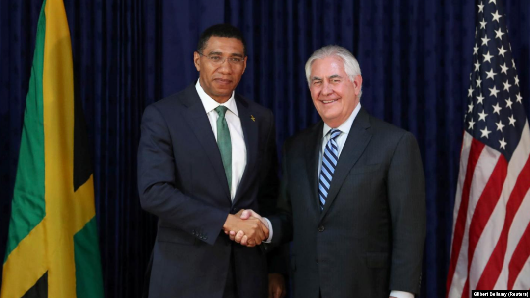 El primer ministro de Jamaica, Andrew Holness, saluda al secretario de Estado de Estados Unidos, Rex Tillerson, en Kingston. 7 de febrero 2018. REUTERS/Gilbert Bellamy