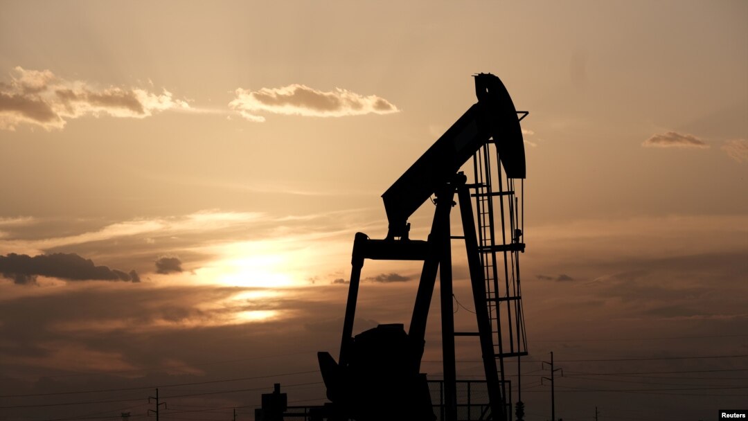 Ecuador recaudará mucho menos dinero este año debido al desplome de los precios del petróleo y está tomando medidas para amortiguar la situación.