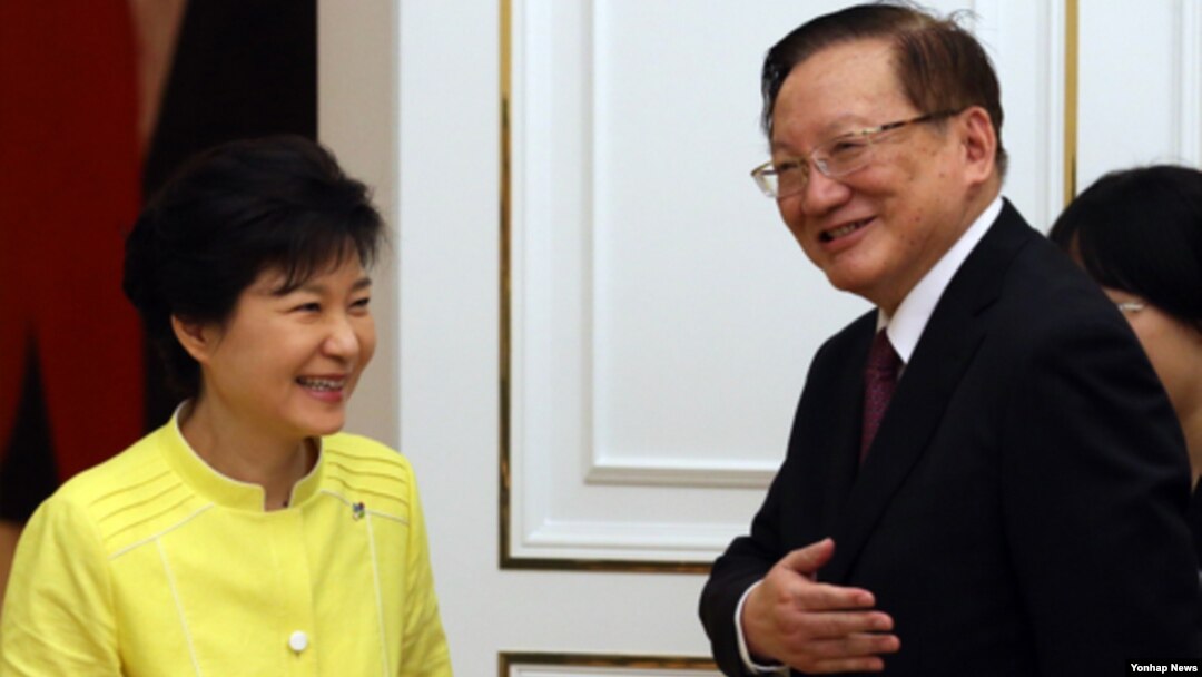 박근혜 한국 대통령(왼쪽)이 14일 청와대에서 탕자쉬안 중국 전 국무위원을 접견했다.. 