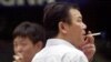 2001年8月16日中国上海: 最新研究预测中国所有吸烟年轻人的三分之一会在未来几十年内死亡。