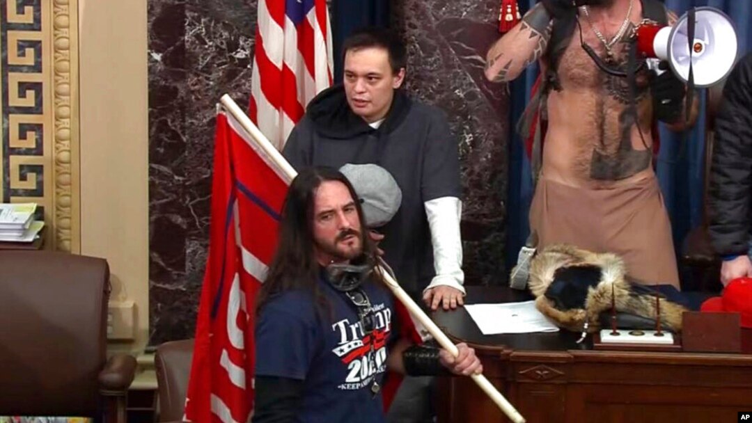 En esta imagen de un video de la policía del Capitolio de EE. UU., se observa a Paul Allard Hodgkins, de 38 años, en el foro del Senado el 6 de enero de 2021.