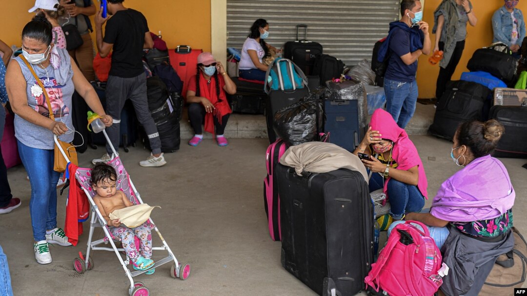 Los nicaragüenses que desean regresar a su país en medio de la pandemia del nuevo coronavirus COVID-19 esperan con su equipaje en la Terminal Nacional de Transporte de la Ciudad de Panamá, el 12 de agosto de 2020.
