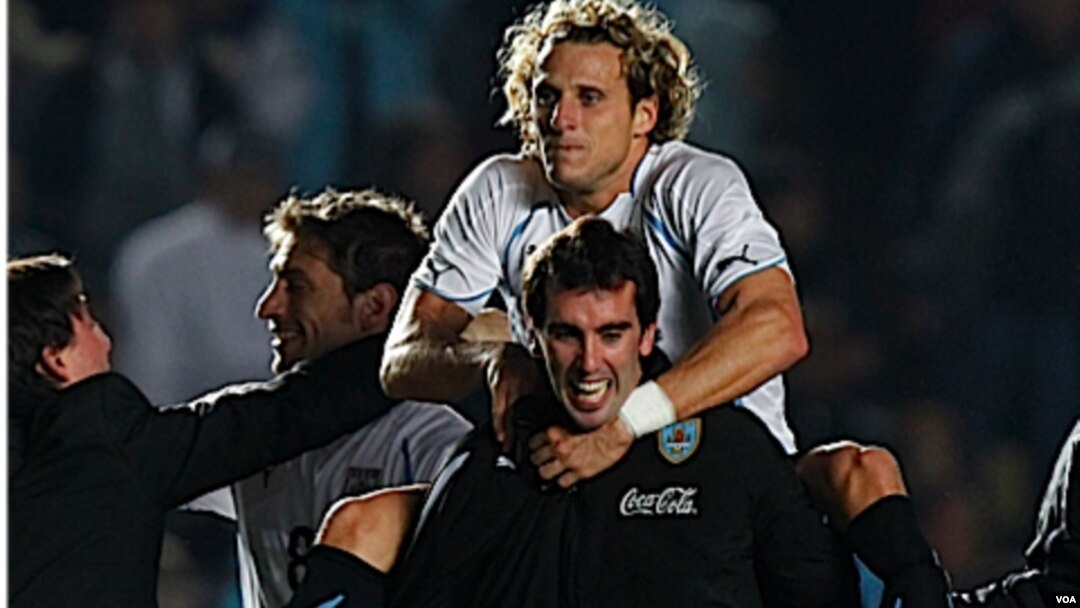 Diego Forlán celebra la victoria de la 'celeste', que pasa a semifinales de la Copa América.