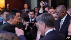 ཨ་རིའི་རྒྱལ་སྲུང་ཆེ་ཨོ་སི་ཊོན་དང་རྒྱ་ནག་གི་རྒྱལ་སྲུང་བློན་ཆེན་ལི་ཧྲང་ཧྥུ་གཉིས་ཀྱིས་ཕན་ཚུན་ལག་པ་བཏང་