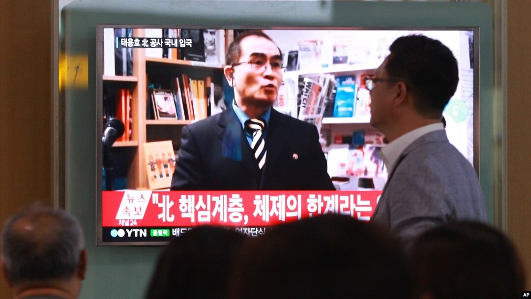 18일 서울역에 설치된 TV에 최근 한국으로 망명한 태영호 영국주재 북한공사에 관한 보도가 나오고 있다.