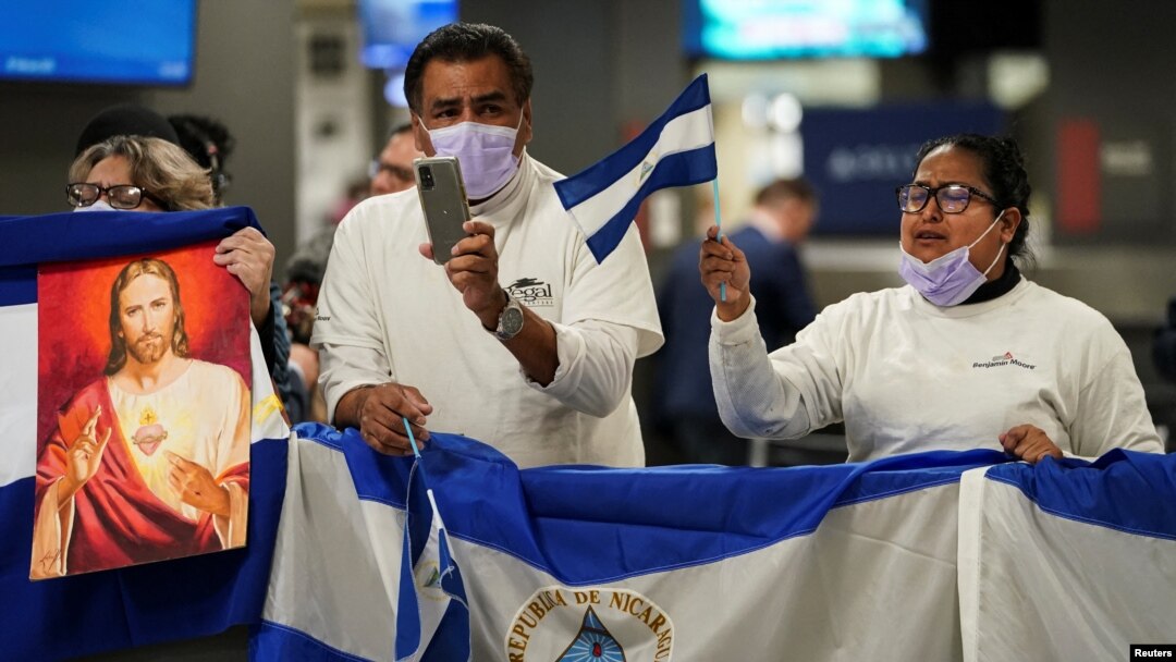 Activistas esperan la llegada de algunos de los más de 200 presos políticos de Nicaragua al Aeropuerto Internacional Dulles en Virginia, en las afueras de Washington, EE. UU., luego de ser liberados y trasladados a Estados Unidos el 9 de febrero de 2023. REUTERS/Kevin Lamarque