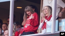 Taylor Swift num jogo de futebol americano entre as equipas Kansas City Chiefs e Los Angeles Chargers