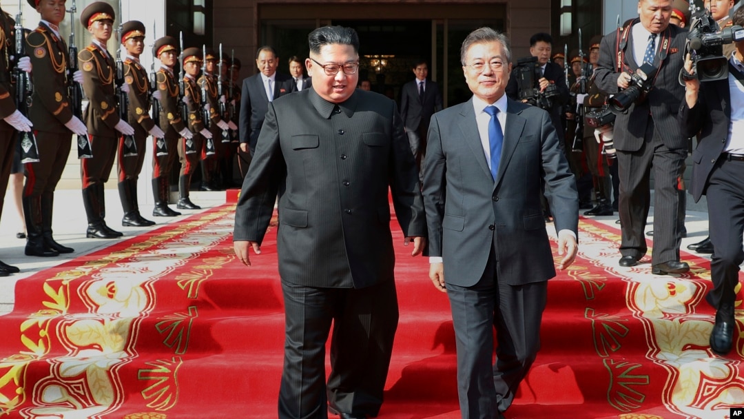 문재인 한국 대통령(오른쪽)과 김정은 북한 국무위원장이 지난 5월 26일 정상회담이 열린 판문점 북측 통일각에서 나오고 있다. 