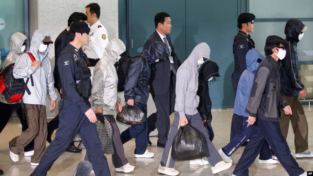 지난 2011년 탈북자들이 한국 인천공항을 통해 입국하고 있다. (자료사진)