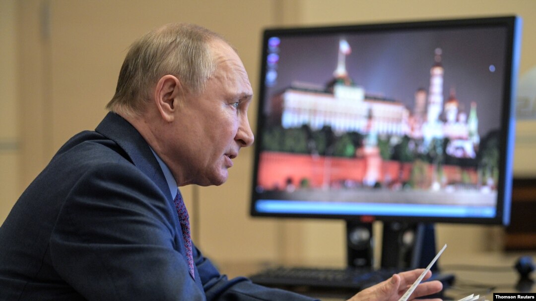 El presidente ruso Putin participa en una videoconferencia en las afueras de Moscú. 