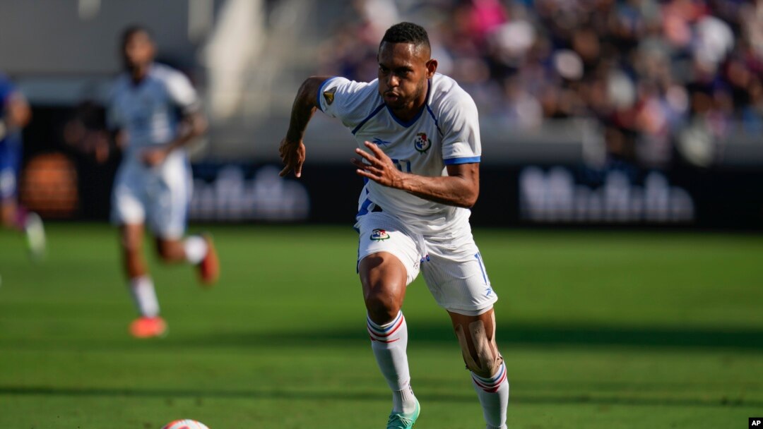 El delantero panameño Ismael Díaz patea el balón durante el primer tiempo del partido de la semifinal de la Copa de Oro ante EEUU en San Diego el 12 de julio de 2023.