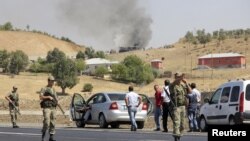Leşkerên Tirk li ser rêya Bîngol û Muş kontrola ewlehîyê dikin. Îlon, 8, 2012