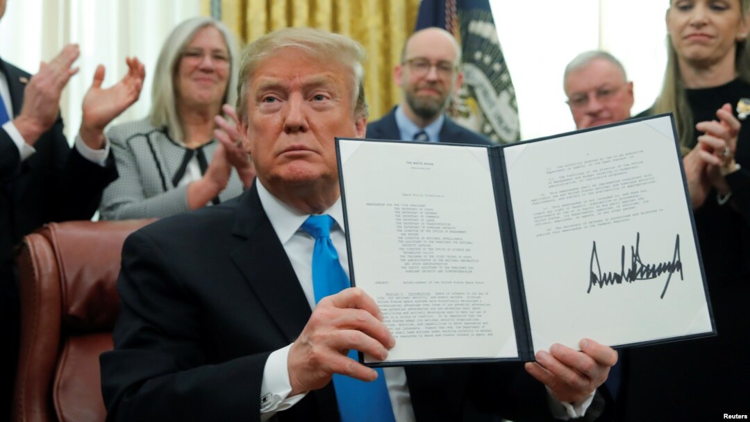 Prezident Donald Tramp fazo kuchlarini tashkil etishga doir hujjatni imzoladi. Oq uy, 19-fevral, 2019