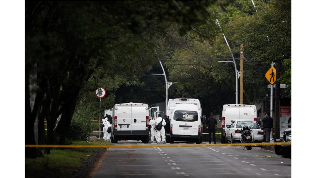 Investigadores forenses y policías trabajan en el lugar donde el secretario de seguridad, Omar García Harfuch, fue atacado por hombres armados en la madrugada en la Ciudad de México, el viernes 26 de junio de 2020.