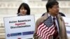 在美国最高法院审理有关美国大学招生中平权法案问题的案子时，亚裔美国示威者在最高法院外面集会，手持标语“亚裔美国人反歧视”。（2015年12月9日）