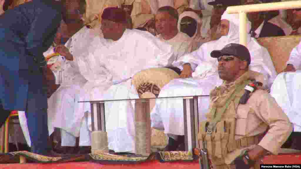 Gwamnan Jihar Tawa Abrahame Musa Da Farai Minista Brigi Rafini Na Kallon Kokawa