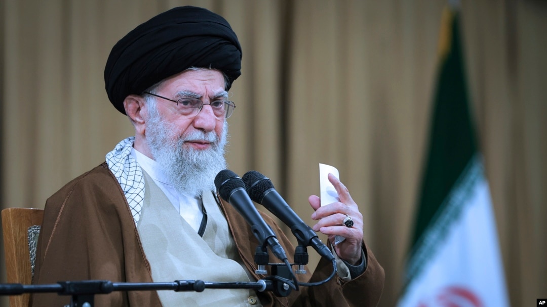 ARCHIVO - En la imagen, publicada por un sitio web oficial, el líder supremo iraní, el ayatolá Ali Khamenei habla en una reunión con un grupo de funcionarios de defensa en Teherán, Irán, el miércoles 12 de febrero de 2025. 