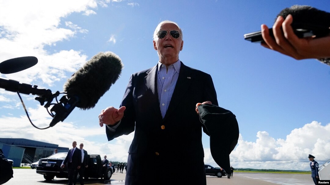 El presidente de EEUU Joe Biden llega al Aeropuerto Regional del Condado de Dane a bordo del Air Force One para asistir a un mitin de campaña en Madison, Wisconsin, el viernes 5 de julio de 2024. 
