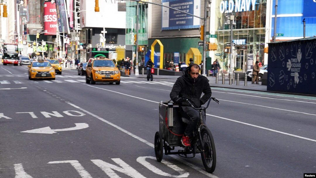 Times Square y otros lugares emblemáticos de la ciudad permanecen semidesiertos por las medidas para detener el avance del coronavirus.