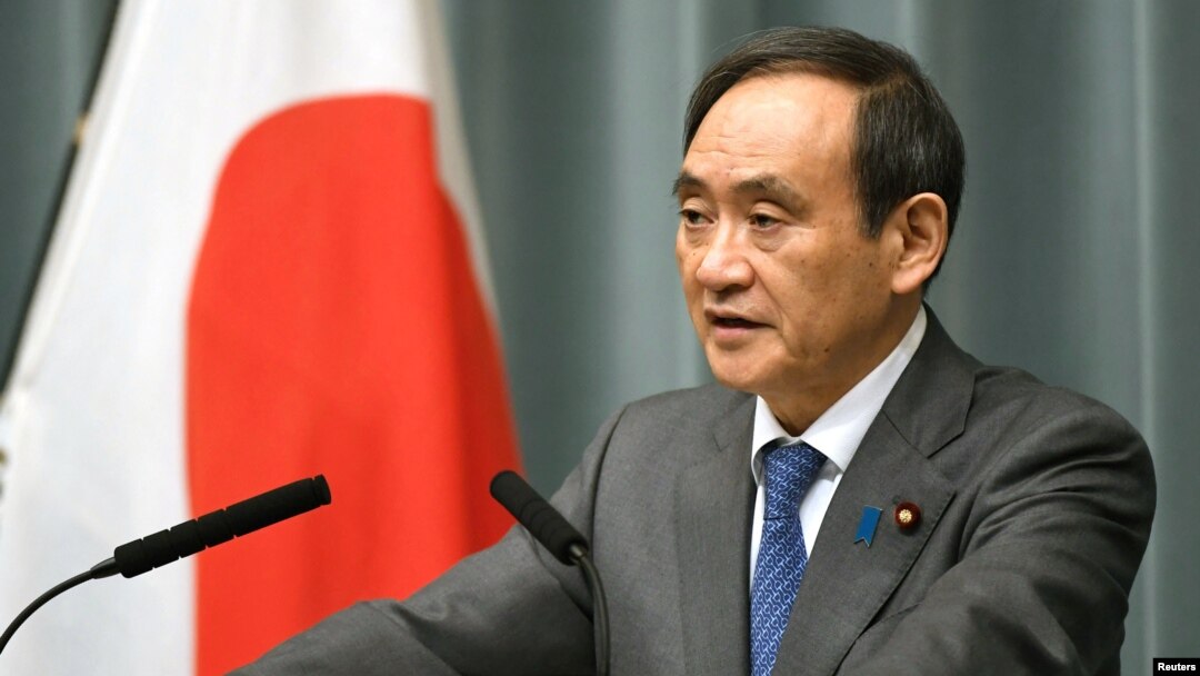 스가 요시히데 일본 관방장관이 17일 도쿄 총리 관저에서 북한의 미사일 발사에 관한 정부 입장을 밝히고 있다.