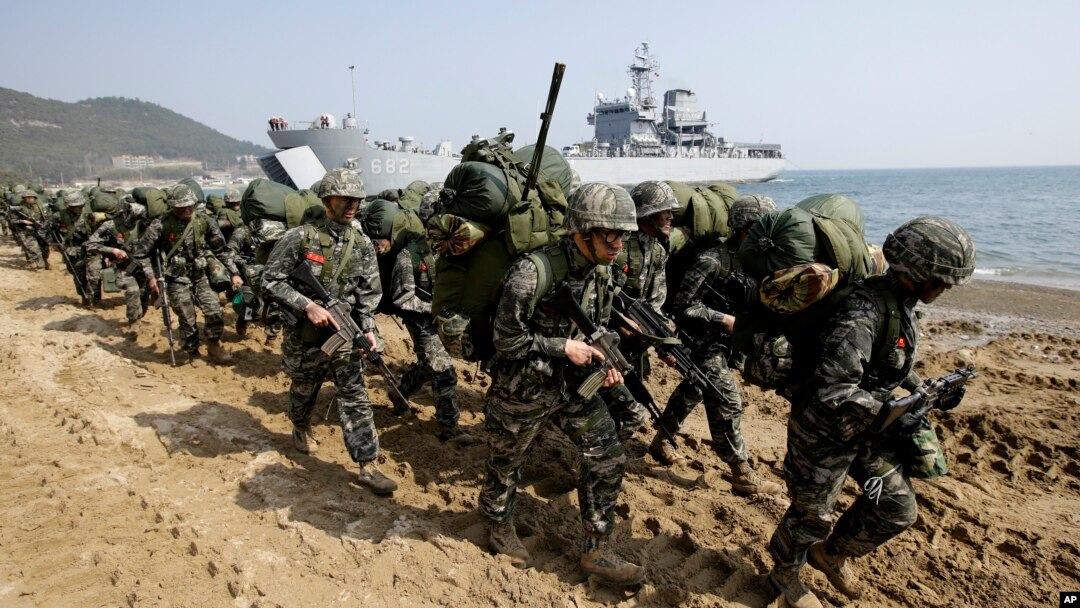 지난 2015년 한국 포항에서 미한 연례 합동군사훈련인 독수리 훈련의 일환으로 두 나라 해병대가 합동 상륙훈련을 실시하고 있다. (자료사진)