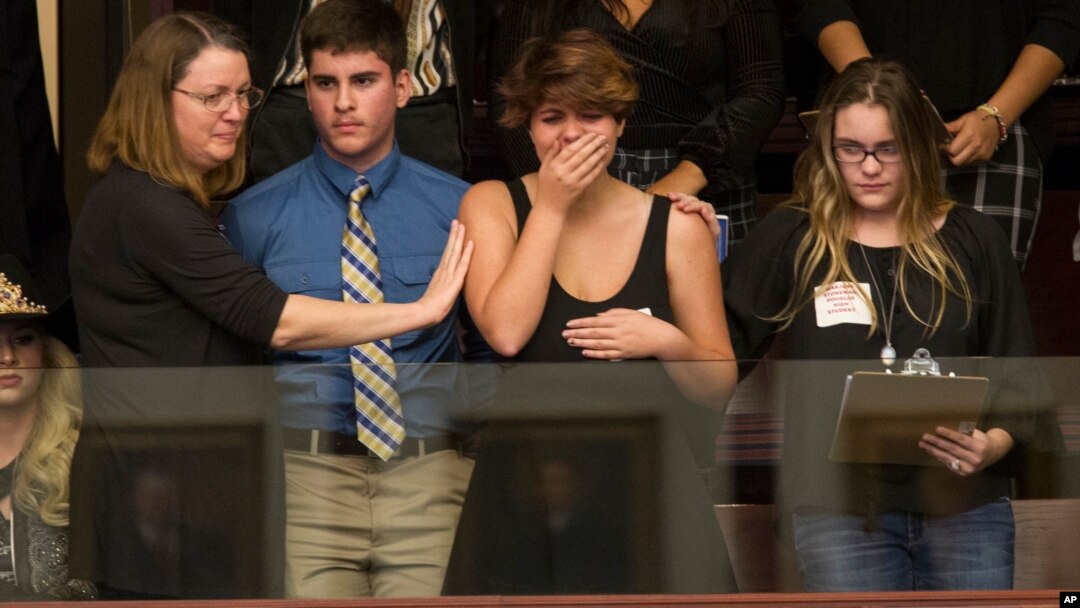 Sheryl Acquarola, una estudiante de 16 años sobreviente del tiroteo en la Marjory Stoneman Douglas High School reacciona emotivamente en la galería este de la Cámara de Representantes después de que los legisladores votaron por no escuchar el proyecto de ley que prohíbe rifles de asalto y cargadores de gran capacidad en el Capitolio de Florida, en Tallahassee. 20 de febrero de 2018. (AP Photo / Mark Wallheiser)