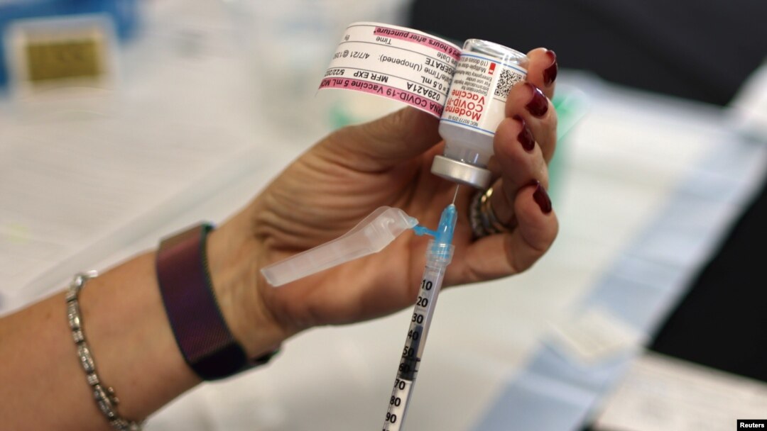 Una enfermera manipula una vacuna de Moderna en un centro de sanitario en California, Estados Unidos, el 12 de marzo de 2021.