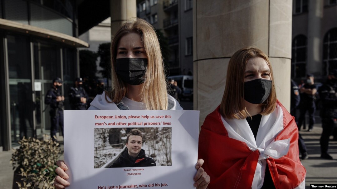 Roman Protasevich, un bloguero y opositor bielurruso exiliado, fue arrestado en Minsk el domingo después de que Bielorrusia enviara un avión de combate y el vuelo en el que viajaba se viera obligado a aterrizar. 
