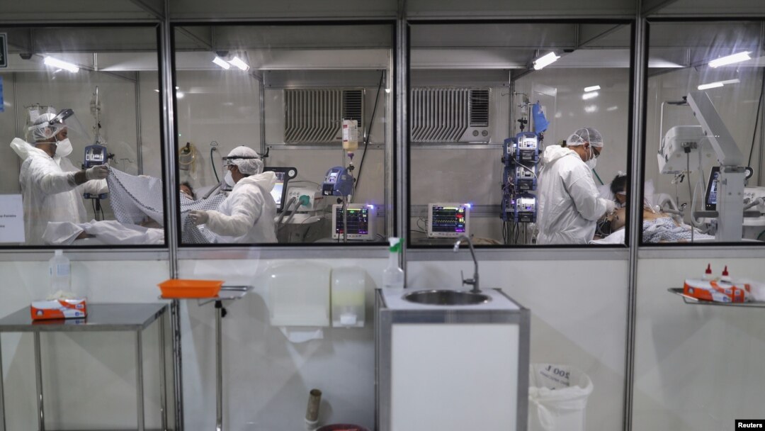 Una persona vacunada contra COVID-19 tiene menos probabilidades de ser hospitalizada si contrae el virus que otra no vacunada.