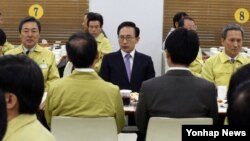 24일 제46차 중앙통합방위회의 오찬에 참석해 보고를 듣고 있는 이명박 한국 대통령(가운데).