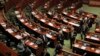 香港親中建制派議員集體離開立法會，開會法定人數不足之後流會。