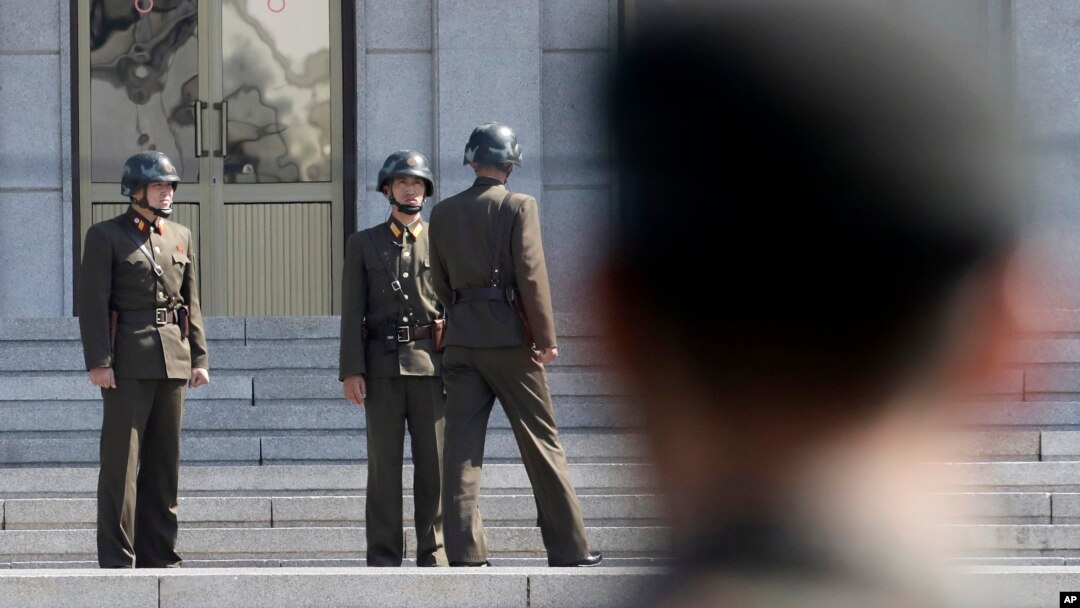 남북 정상회담을 앞둔 지난 18일 판문점 북측 북한 군인들이 서로 대화하고 있다.