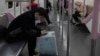 Passageiros no metro de Wuhan, província chinesa de Hubei. Abril 2020