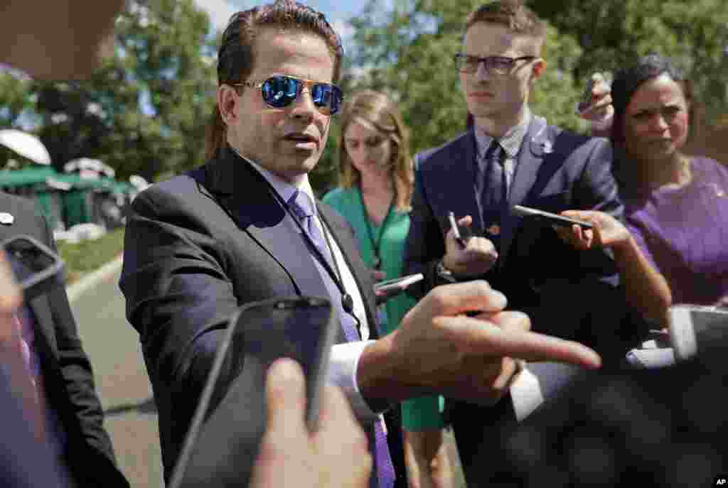 2017年7月25日，白宫通讯联络办公室主安东尼&middot;斯卡拉穆奇（Anthony Scaramucci）在白宫对记者发言。他来自华尔街，与中国海航集团谈过交易。后来斯拉卡穆奇被解职，其职务由希克斯代理。