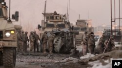 Soldados de EE.UU. en el sitio de un atentado terrorista suicida contra un convoy de la OTAN hace dos semanas en Kabul.