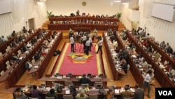 Debate continua no Parlamento