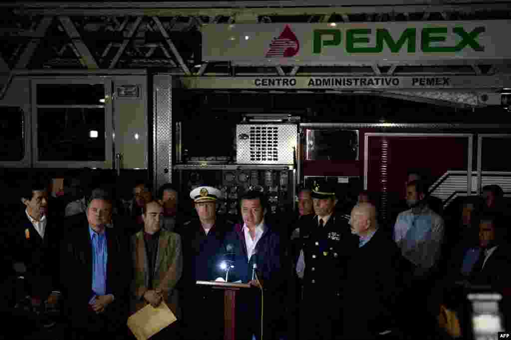 The Minister of the Interior, Miguel Angel Osorio Chong (C) addresses a press conference at the headquarters of state-owned Mexican oil giant Pemex in Mexico City following a blast inside the building, January 31, 2013.