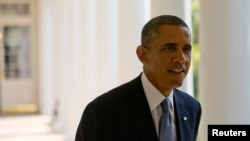 U.S. President Barack Obama walks from his residence to the Oval Office at the White House, Sept. 10, 2013. 