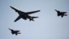 지난달 북한의 5차 핵실험에 대응해 출동한 미국의 장거리 전략폭격기 B-1B '랜서'(가운데)가 주한미군 오산공군기지 상공을 비행하고 있다. (자료사진)