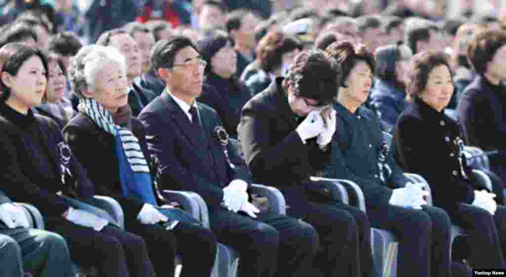 26일 한국 국립대전현충원에서 열린 천안함 용사 3주기 추모식에서 한 유가족이 눈물을 흘리고 있다.
