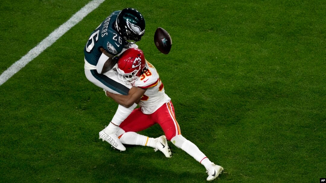 El esquinero de los Kansas City Chiefs, L'Jarius Sneed (38), rompe un pase destinado al corredor de los Philadelphia Eagles, Miles Sanders (26), durante la segunda mitad del partido de fútbol americano NFL Super Bowl 57, el domingo 12 de febrero de 2023, en Glendale, EE. Arizona (Foto AP/Charlie Riedel)