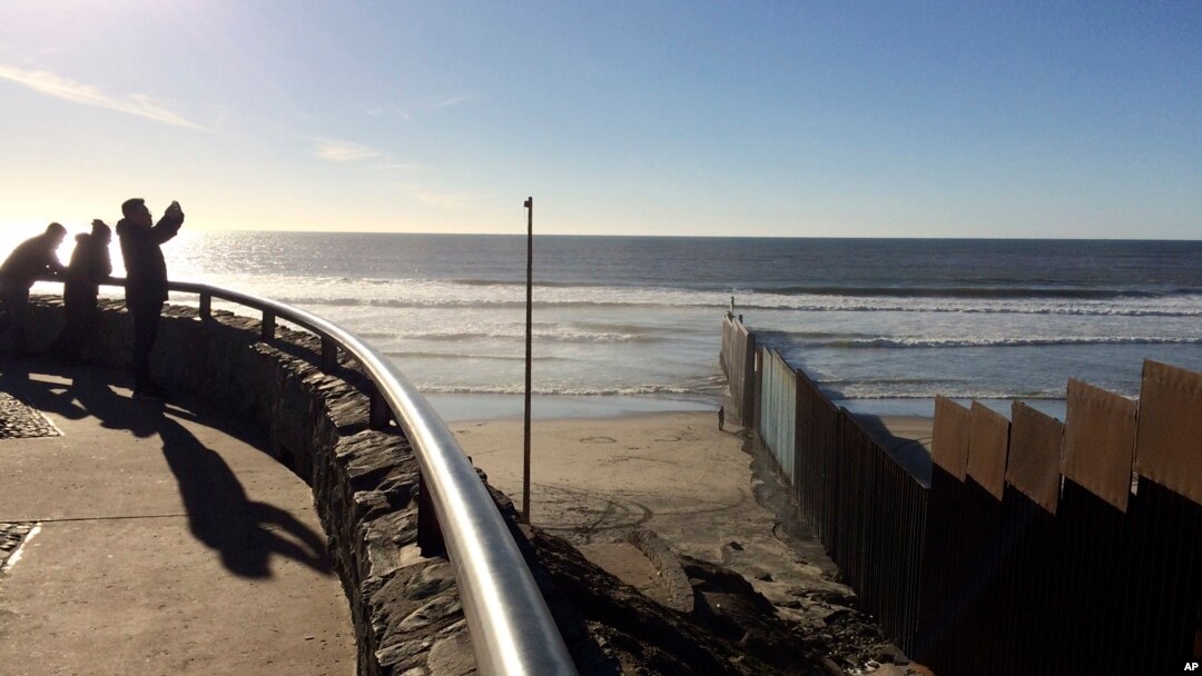 Vista de la valla fronteriza que separa San Diego, California de Tijuana, México. 