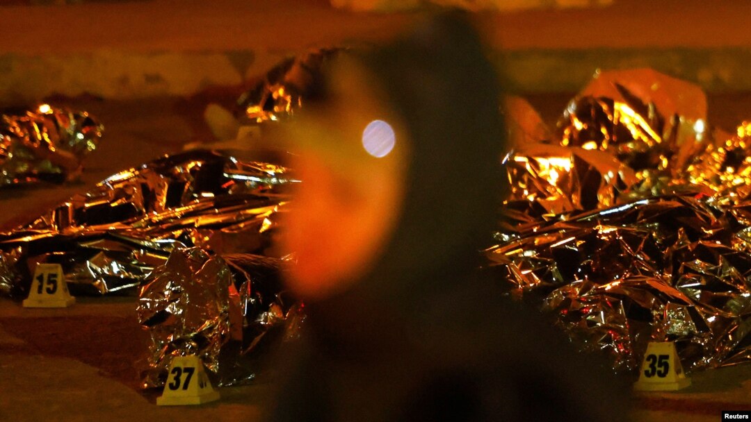 Cuerpos de migrantes que murieron en un incendio dentro del edificio del Instituto Nacional de Migración (INM) yacen en el suelo en Ciudad Juárez, México, 28 de marzo de 2023. REUTERS/José Luis González