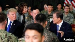 지난 2017년 도널드 트럼프 미국 대통령이 방한 첫 공식 일정으로 문재인 대통령과 평택 미군 기지 '캠프 험프리스' 방문해 대화를 나누고 있다. 