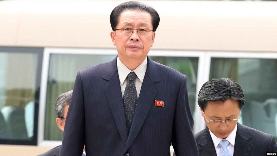 지난해 8월 장성택 북한 국방위원회 부위원장(가운데)이 베이징을 방문했다.