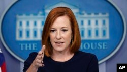 Pòtpawòl Mezon Blanch la, Jen Psaki, reponn kesyon laprès pandan yon rankont ak medya yo nan Washington, lendi 18 okt. 2021 an. 
